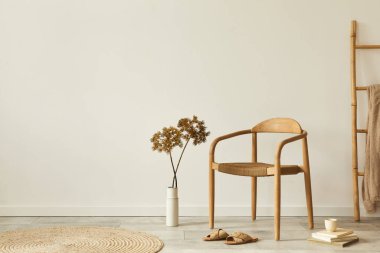 Tarafsız oturma odası iç mimarisi tasarım ahşap sandalye, yuvarlak halı, vazoda kurumuş çiçekler, terlikler, dekorasyon ve zarif kişisel aksesuarlar. Şablon. Boşluğu kopyala. 