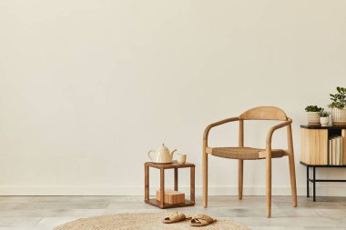 Tarafsız oturma odası konsepti, tasarım ahşap sandalye, yuvarlak halı, bir fincan kahve, tepsi, tabure, terlik, dekorasyon ve zarif kişisel aksesuarlar. Şablon. Boşluğu kopyala.