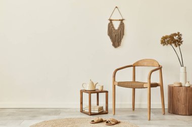 Tarafsız oturma odası konsepti, tasarım ahşap sandalye, yuvarlak halı, vazoda kurumuş çiçekler, tabure, terlik, dekorasyon ve zarif kişisel aksesuarlar. Şablon. Boşluğu kopyala.