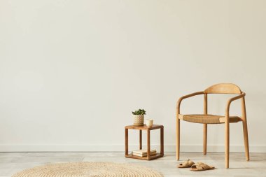 Tarafsız oturma odası iç mimarisi tasarım ahşap sandalye, yuvarlak halı, bir fincan kahve, tabure, terlik, dekorasyon ve zarif kişisel aksesuarlar. Şablon. Boşluğu kopyala.