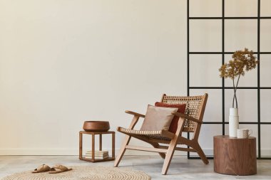 Ahşap koltuklu, kahve masalı, mobilyalı, rattan dekorasyonlu, kurumuş çiçekli ve zarif kişisel aksesuarlı bir oturma odası tasarımı. Uzay beyaz duvarını kopyala. Şablon.