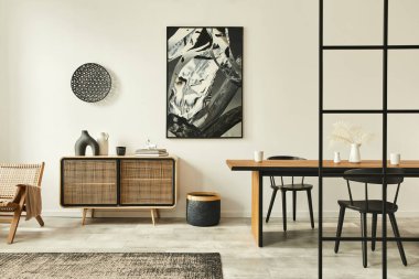 Modern dairenin şık İskandinav oturma odası ahşap klozet, tasarım masası, sandalyeler, halı, duvarda soyut tablolar ve ev dekorunda kişisel aksesuarlar. Şablon.