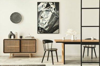 Modern dairenin şık İskandinav oturma odası ahşap klozet, tasarım masası, sandalyeler, halı, duvarda soyut tablolar ve ev dekorunda kişisel aksesuarlar. Şablon.