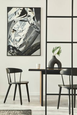 Modern apartmanın içinde şık İskandinav oturma odası ahşap dizayn masası, sandalyeler, halı, vazoda yaprak, duvarda soyut resimler ve ev dekorunda kişisel aksesuarlar. Şablon.