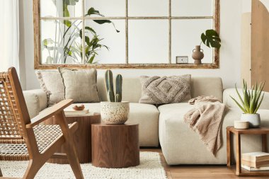 Modüler bej kanepesi, ahşap sehpası, bitkileri, yastıkları, ekoseli, nötr oda bölücüsü, dekorasyonu ve zarif aksesuarları olan oturma odasının iç tasarımı. Modern ev dekorasyonu. Şablon.