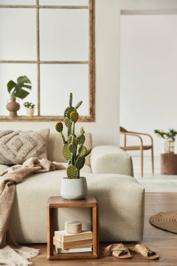 Tasarım bej kanepesi, ahşap tabure, kaktüs, bitkiler, kitap, dekorasyon, mobilya ve zarif kişisel aksesuarları olan şık bir oturma odası kompozisyonu. Modern ev dekorasyonu. Açık alan. Şablon.