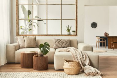 Modüler kanepe, mobilya, ahşap sehpa, ekose, yastık, tropikal bitkiler ve şık ev dekorunda zarif kişisel aksesuarları olan modern bir açık alan. Tarafsız oturma odası.