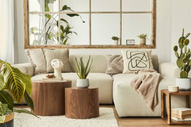 Tasarım bej kanepesi, ahşap tabure, kaktüs, bitkiler, kitap, dekorasyon, mobilya ve zarif kişisel aksesuarları olan şık bir oturma odası kompozisyonu. Modern ev dekorasyonu. Açık alan. Şablon.