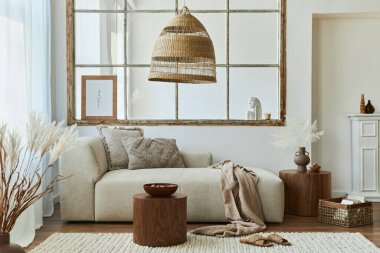 Modüler kanepe, mobilya, ahşap sehpa, rattan dekorasyonu, resim çerçevesi, yastık, kurumuş çiçekler ve modern ev dekorunda zarif aksesuarları olan şık bir oturma odası..