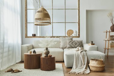 Modüler kanepe, mobilya, ahşap sehpa, ahşap dekorasyon, kolye lambası, yastık, kurumuş çiçekler ve modern ev dekorunda zarif aksesuarları olan bir oturma odası..