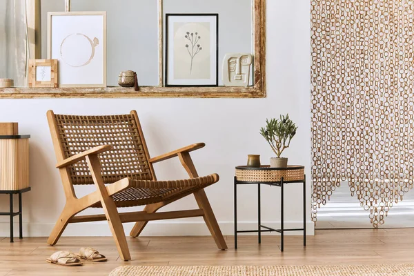 Dizayn koltuğu, tahta tabure, eski pencere, vazoda kurumuş çiçekler, kahverengi poster çerçevesi, dekorasyon ve zarif kişisel aksesuarlarla modern oturma odası kompozisyonu. Şablon.