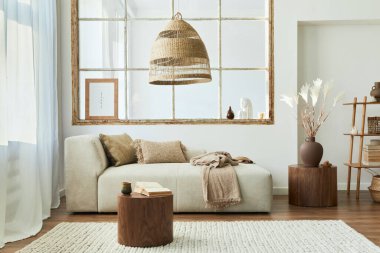 Modüler kanepe, mobilya, ahşap sehpa, ahşap dekorasyon, kolye lambası, yastık, kurumuş çiçekler ve modern ev dekorunda zarif aksesuarları olan bir oturma odası..