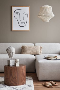 Tasarımsal nötr modüler kanepe, poster çerçeveleri, sehpalar, ahşap tepsi, kitap, dekorasyon, terlikler ve modern ev dekorunda zarif kişisel aksesuarlar. Şablon.