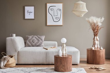 Şık bir kanepe, kahve masası, vazoda solmuş çiçekler, poster, halı, dekorasyon, yastıklar, ekose ve kişisel aksesuarlar modern ev dekorunda. Şablon.