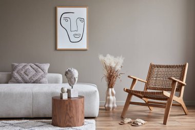 Modern oturma odasının iç dekorasyonu, tasarım modüler kanepesi, rattan koltuğu, vazoda kurutulmuş çiçekler, sehpa, dekorasyon ve şık ev dekorasyonunda zarif kişisel aksesuarlar. Şablon.