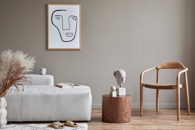 Modüler kanepe, tahta sandalye, vazodaki kurutulmuş çiçekler, sehpa, dekorasyon ve şık ev dekorasyonu ile modern oturma odası iç mimarisi kavramı. Şablon.