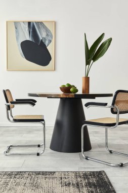 Yemek odasının tasarım masası, modern sandalyeler, dekorasyon, vazoda tropikal yaprak, meyve, soyut taklit tabloları ve ev dekorunda zarif aksesuarlarla süslü kompozisyonu. Şablon.