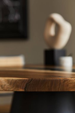 Tasarım masası olan bir yemek odası. Kapatın. Ayrıntılar. Tablo dokusu.