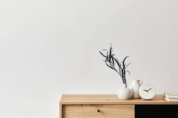 Minimalistický Koncept Interiéru Obývacího Pokoje Elegantním Bytě Dřevěnou Komodou Listem — Stock fotografie