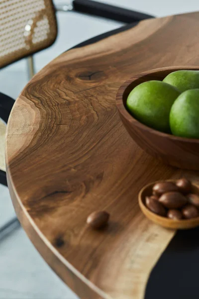 ナッツ スタイリッシュな椅子とデザイン木製のテーブルの上に最小限の組成物 モダンなダイニングルーム テンプレート — ストック写真
