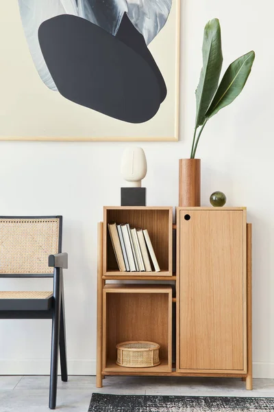 Moderní Kompozice Interiéru Obývacího Pokoje Designovým Černým Křeslem Dřevěnou Knihovnou — Stock fotografie