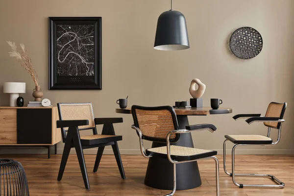 デザイン木製のテーブル スタイリッシュな椅子 ティーポット カップ コモド ブラックモックアップポスターマップと家庭の装飾でエレガントなアクセサリーとダイニングルームのインテリアの現代的な組成 テンプレート — ストック写真