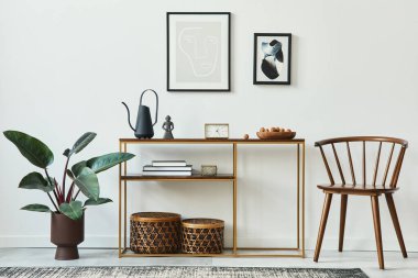 Model çerçeveler, ahşap konsol, sandalye, bitki, rattan sepetleri, bitki, halı ve ev dekorunda kişisel aksesuarları olan şık bir oturma odası konsepti. Şablon.