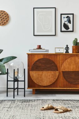 Şık ahşap klozetli İskandinav oturma odasının iç tasarımı, poster çerçeveleri, lamba, kitap, kaktüs, dekorasyon, halı ve kişisel aksesuarlar retro ev dekorasyonu. Şablon.