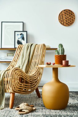 Modern kompozisyon şık oturma odasında tasarım koltuğu, sarı kahve masası, poster çerçeveleri, halı, dekorasyon, kaktüs ve ev dekorunda zarif aksesuarlar.. 