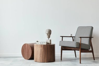Modern ev dekorunda tasarım koltuğu, ahşap tabure, dekorasyon, kopya alanı ve kişisel aksesuarları olan şık İskandinav tarzı oturma odası kompozisyonu. Beyaz Duvar.