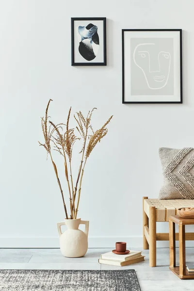 风格新颖的沙发 仿制海报框 花瓶中的干花 复古家居装饰装饰中的装饰和个人配饰的斯堪的纳维亚客厅室内设计 — 图库照片