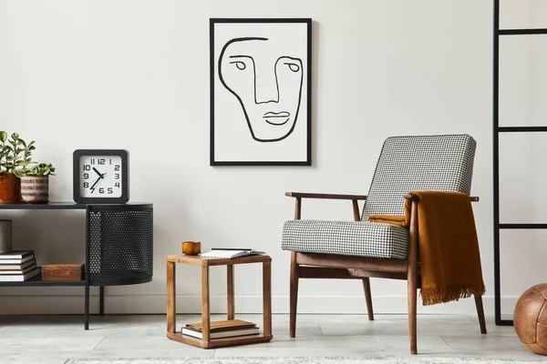 의자가 거실의 모조품 포스터 프레임 로프트 장식의 액세서리 — 스톡 사진