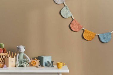 Beyaz raf, ahşap oyuncaklar, çocuk aksesuarları, rahat dekorasyon ve bej duvarına pamuk bayraklar asılan şık çocuk odasının iç tasarımı. Şablon.