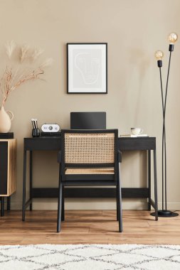 Moda koltuğu, masa, klozet, siyah poster çerçevesi, laptop, kitap, ofis malzemeleri ve ev dekorunda zarif presonal aksesuarları olan ev içi ofis alanının modern tasarımı. Şablon. 