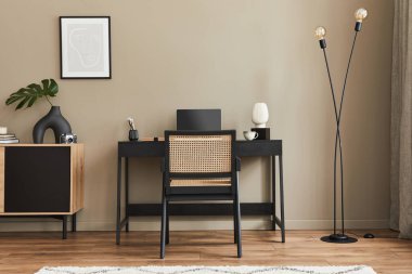Moda koltuğu, masa, klozet, siyah poster çerçevesi, laptop, kitap, ofis malzemeleri ve ev dekorunda zarif presonal aksesuarları olan ev içi ofis alanının modern tasarımı. Şablon.