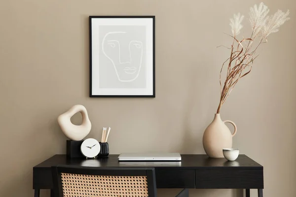 黒い木製の机 花瓶のドライフラワー ラップトップ モックアップポスターフレーム コーヒーカップ エレガントなオフィスアクセサリーと自宅のオフィスのインテリアのスタイリッシュな組成 テンプレート — ストック写真