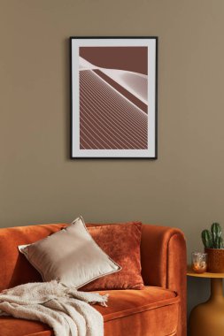 Tasarım kadife koltuğu, poster çerçevesi, tabure, yastık, kaktüs, dekorasyon ve modern ev dekorasyonundaki zarif aksesuarlarla dekore edilmiş minimalist oturma odası konsepti. Şablon.