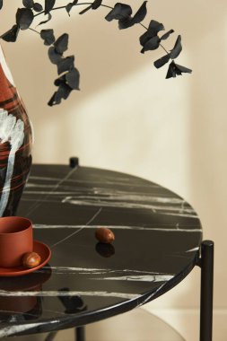 Süslü iç dekorasyon, mermer kahve masası, kurutulmuş çiçekli vazo tasarımı ve modern ev dekorunda bir fincan kahve. Ayrıntılar. Şablon.