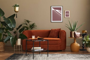 Oturma odasının iç kısmı, tasarım kanepesi, poster çerçeveleri, bir sürü bitki, sehpa, oda ekranı ve modern ev dekorunda zarif kişisel aksesuarlar. Şablon.