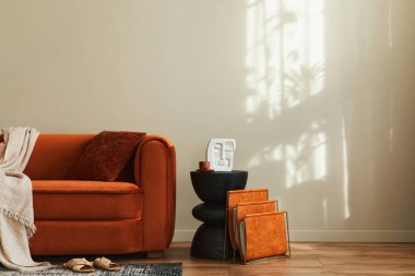 Şık bir oturma odası tasarım kanepesi, gazete standı, yastık, battaniye, yan tabure, halı dekoru ve modern ev dekorunda kişisel aksesuarları olan şık bir ev. Şablon. Boşluğu kopyala.