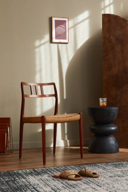 Şık bir oturma odası, tasarım iskemlesi, ahşap oda ekranı, yastıklar, resim çerçevesi, siyah tabure ve şık ev dekorunda zarif kişisel aksesuarlar. Şablon.