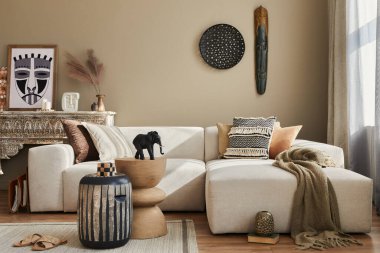 Modüler kanepe, ahşap tabure, Fas rafı, halı dekoru, bir sürü dekorasyon ve zarif kişisel aksesuarları olan şık bir etnik oturma odası. Modern dekorda. Şablon.