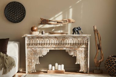 Tasarım rafı, ahşap tabure, sanat tabloları, dekorasyon, halı ve kişisel aksesuarlı modern Akdeniz iç mimarisi. Şablon.