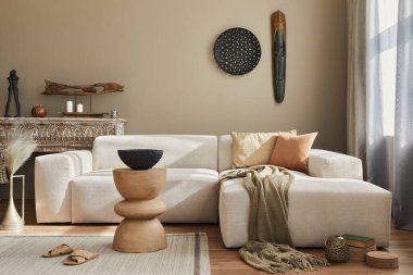 Modüler kanepe, ahşap tabure, Fas rafı, halı dekoru, bir sürü dekorasyon ve zarif kişisel aksesuarları olan şık bir etnik oturma odası. Modern dekorda. Şablon.