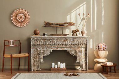 Mobilya, sandalye, etnik shlef, sanat tabloları, dekorasyon, halı ve şık ev dekorları ile modern Akdeniz iç mimarisi kavramı. Şablon.