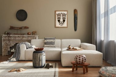 Modüler kanepe, ahşap tabure, Fas rafı, halı dekoru, bir sürü dekorasyon ve zarif kişisel aksesuarları olan şık bir etnik oturma odası. Modern dekorda. Şablon.