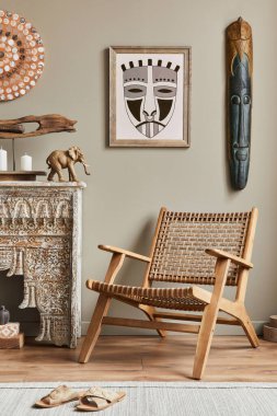 Lüks bir oturma odası, poster çerçevesi, tasarım koltuğu, raf, dekorasyon, halı ve şık ev dekorasyonuyla süslenmiş zarif kişisel aksesuarlar. Şablon.