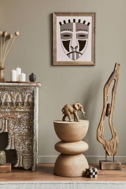 Lüks bir oturma odası. Poster çerçevesi, tasarım taburesi, dekorasyon ve şık ev dekorasyonuyla süslenmiş zarif kişisel aksesuarlar. Şablon.