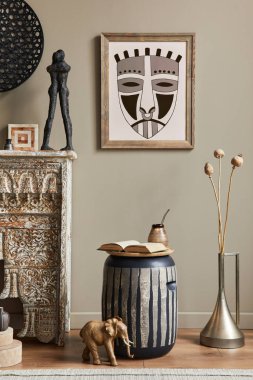 Lüks bir oturma odası. Poster çerçevesi, tasarım taburesi, dekorasyon ve şık ev dekorasyonuyla süslenmiş zarif kişisel aksesuarlar. Şablon.