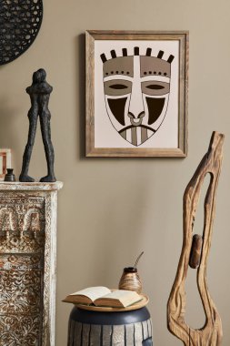 Lüks bir oturma odası. Poster çerçevesi, tasarım taburesi, dekorasyon ve şık ev dekorasyonuyla süslenmiş zarif kişisel aksesuarlar. Şablon.